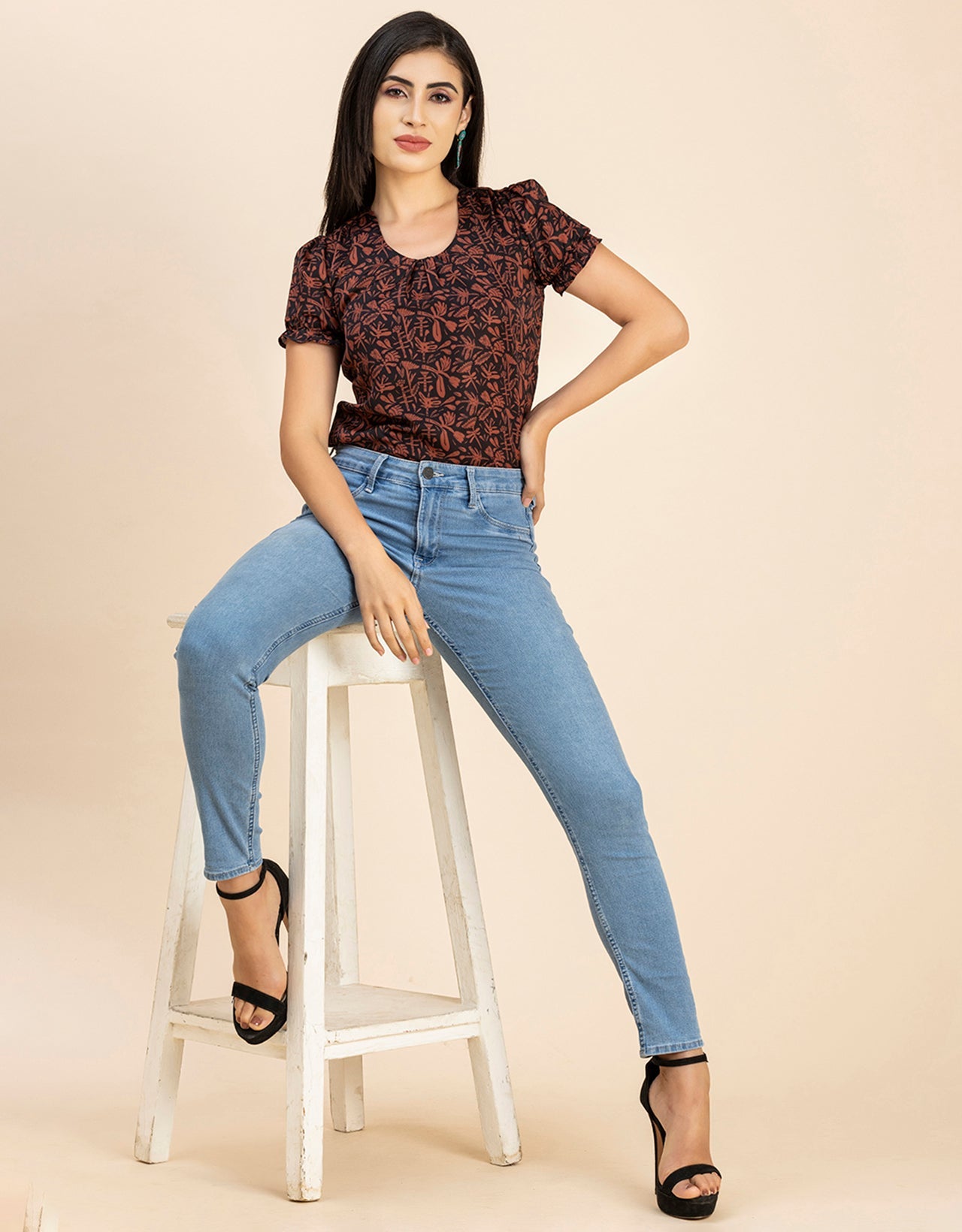 Round Neck Puffed Sleeves