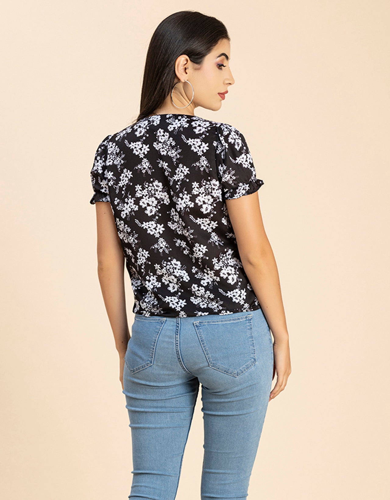 Round Neck Puffed Sleeves